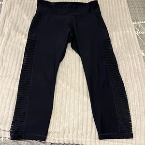 Women’s Dip cropped yoga pants